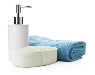 Banyo süngeri, havlu ve sabun beyaza izole edilmiş.
