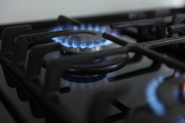 Ocakta mavi alev olan gaz ocağı, yakın çekim