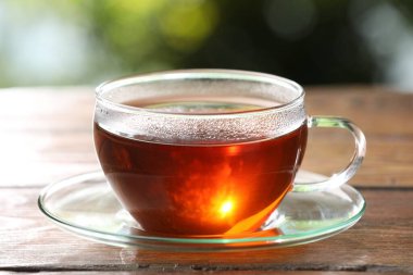 Açık havada cam bardakta romatik çay, yakın plan.