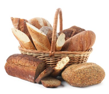 Hasır sepetteki farklı ekmek türleri beyaz üzerine izole edilmiş.