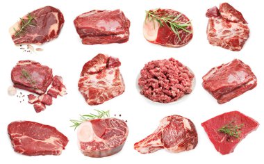 Çiğ et parçaları ve kıyma beyaza izole edilmiş et, kolaj