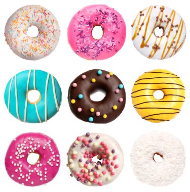 Beyaz arka planda çeşitli lezzetli çörekler, kolaj