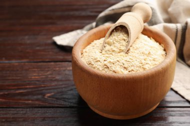 Kasede kuru maya taneleri ve ahşap masada kepçe, yakın plan. Metin için boşluk