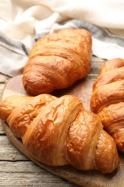 Puf böreği. Tahta masada taze kruvasanlar, yakın plan.