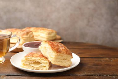 Lezzetli puf börekleri, reçel ve çay, ahşap masa, yakın plan. Metin için boşluk