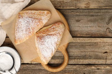 Tahta masada pudra şekerli lezzetli puf börekler. Metin için boşluk