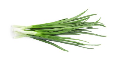 Taze taze soğanlar beyaza izole edilmiş.