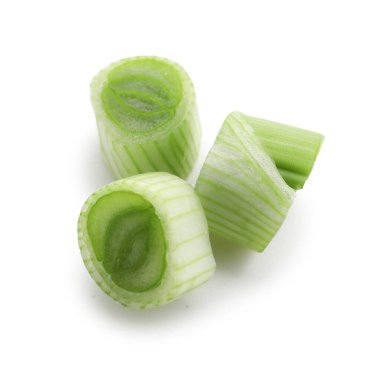 Beyaz üzerine izole edilmiş taze yeşil soğan kes.