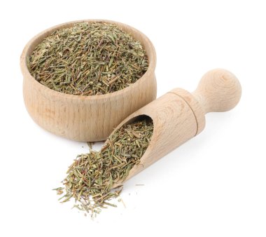 Kurutulmuş kekik ve kepçe beyazın üstünde izole edilmiş.