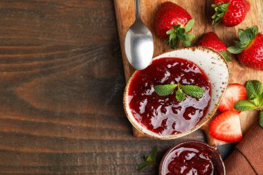 Tatlı reçel kasede, çilek ve nane şekeri ahşap masada, düz yerde. Metin için boşluk