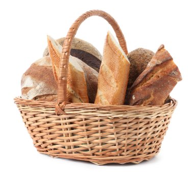 Hasır sepetteki farklı ekmek türleri beyaz üzerine izole edilmiş.