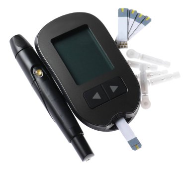 Diyabet. Dijital glukometre, test şeritleri, mızraklar ve kalem beyaza izole edilmiş.