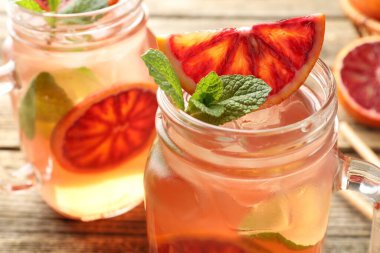 Sicilya portakalı, buz küpleri ve ahşap masada naneli şeker.