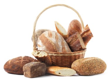 Hasır sepetteki farklı ekmek türleri beyaz üzerine izole edilmiş.