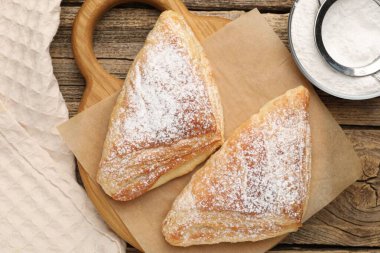 Tahta masada pudra şekerli lezzetli puf börekler.