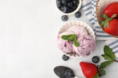 Lezzetli donmuş yoğurt kasede, nane yaprakları ve böğürtlenler beyaz fayanslı masada, düz yerde. Metin için boşluk