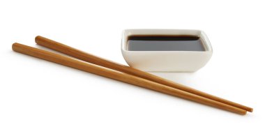 Kasede soya sosu ve beyaza izole edilmiş yemek çubukları.