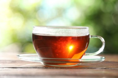 Açık havada cam bardakta romatik çay, yakın plan.