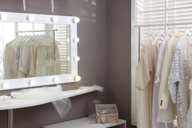 Farklı güzel kıyafetlerle dizilin ve terzi atölyesinde ayna yapın.