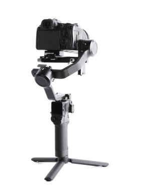 Kameralı Gimbal dengeleyicisi beyaza izole edildi