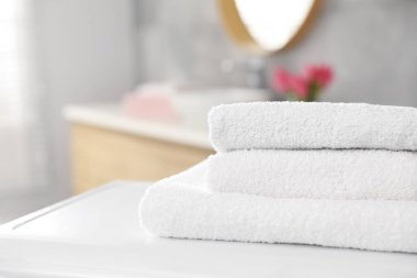 Banyodaki çamaşır makinesine havlu yığını, yakın çekim. Metin için boşluk