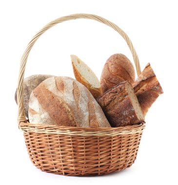 Hasır sepetteki farklı ekmek türleri beyaz üzerine izole edilmiş.