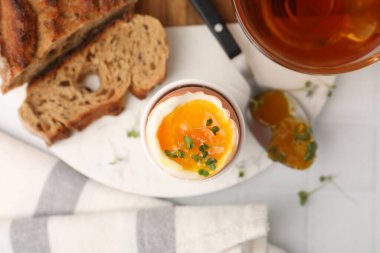 Yumuşak yumurta, mikro yeşillik, ekmek ve çay ile nefis bir kahvaltı.