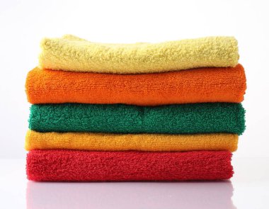 Beyaz üzerine izole edilmiş renkli havlu yığını