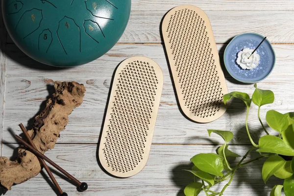 Bir çift Sadhu tahtası, tütsü çubuğu, ev bitkisi ve dil davulu açık ahşap masa, düz yatıyordu.