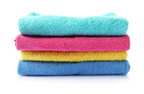 Beyaz üzerine izole edilmiş renkli havlu yığını