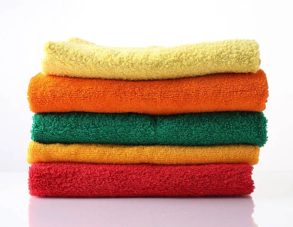 Beyaz üzerine izole edilmiş renkli havlu yığını