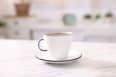 Beyaz mermer masada, kapalı alanda, fincanda Aromatik kahve.