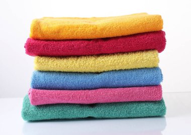 Beyaz üzerine izole edilmiş renkli havlu yığını