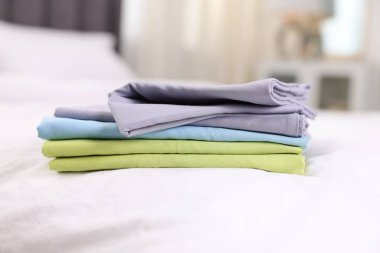 Yatakta temiz çarşaf yığını, yakın plan.