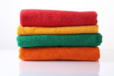 Beyaz üzerine izole edilmiş renkli havlu yığını