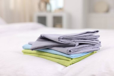 Yatakta temiz çarşaf yığını, yakın plan.