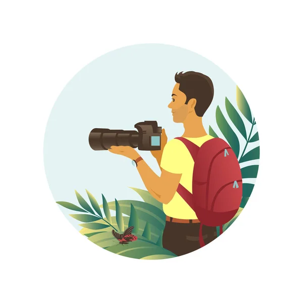若い男性観光客がカメラを持っている 熱帯植物の間でバックパックでスタンド 自然と旅に関するベクトルイラスト — ストックベクタ