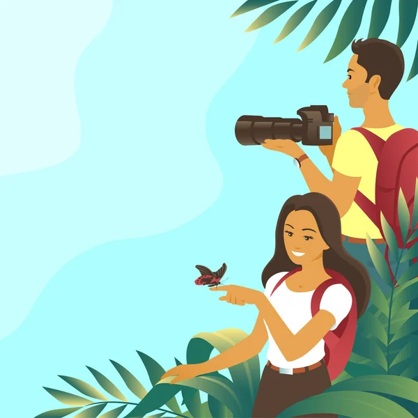若いカップルはジャングルを旅する 男はカメラで写真を撮る 女の子は熱帯蝶を賞賛します テキスト用の場所とバナー 背景のイラスト — ストック写真