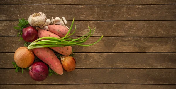 Haufen gesundes Gemüse auf Holzbrettern — Stockfoto