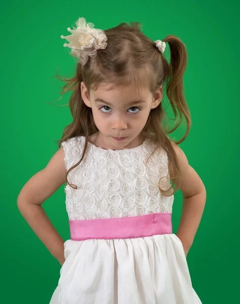 Мила маленька дівчинка з білим платтям і серйозним виглядом — стокове фото