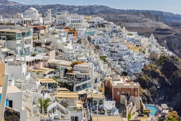 İkonik Beyaz Yıkanmış Evler ve Oteller Fira, Santorini ve Yunanistan 'ın dik Caldera uçurumlarından aşağı dökülüyor