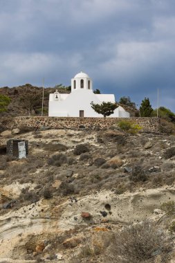 Yunan Ortodoks Kilisesi Santorini 'de dramatik manzaralı bir Hillside, Yunanistan