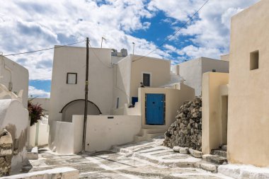 Geleneksel Beyaz Yıkanmış Evler Emporio Köyü, Santorini, Yunanistan, 8 Ekim 2025