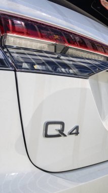 Beyaz Audi Q4 e-tron elektrikli bir arabanın Q4 rozeti ve arka stop lambası, Ramat Gan, İsrail, 24 Aralık 2025