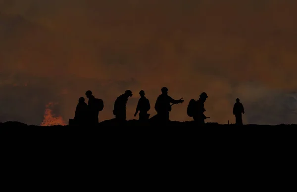 Tűzoltók Tűzvonalban Egy Futótűznél Dél Afrika Nyugati Részén Napnyugtakor — Stock Fotó
