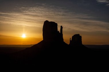Gün doğumunda Anıt Vadisi 'nde manzara