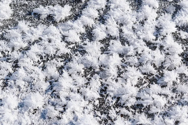Schneeweißer Hintergrund Mit Frostigen Kristallen Und Lockigen Schneeflocken Nahaufnahme Der — Stockfoto