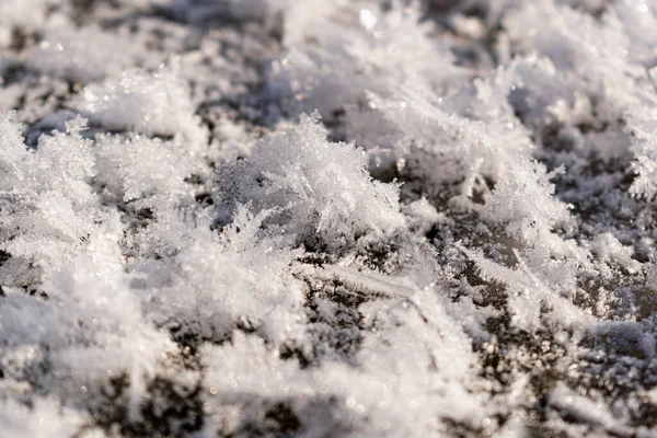 Snövit Bakgrund Med Frostiga Kristaller Och Lockiga Snöflingor Närbild Vintern — Stockfoto