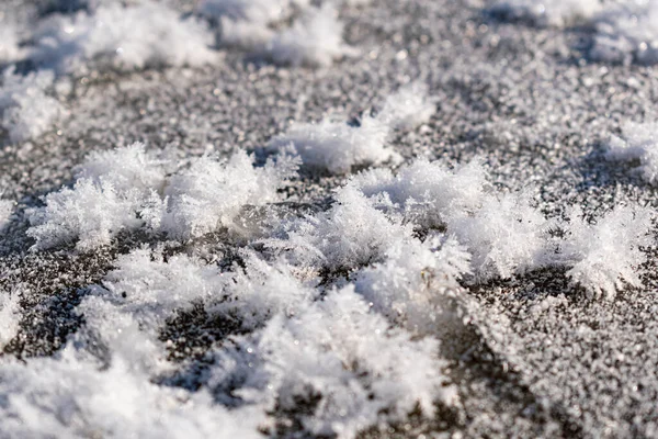 Fondo Blanco Nevado Con Cristales Helados Copos Nieve Rizados Cerca — Foto de Stock