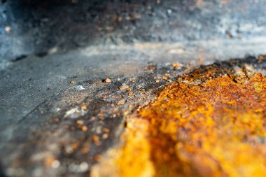 Çatlakları ve pürüzlü noktaları olan paslı bir yüzey. Dış uzayın siyah bir kaplamayla güneş ışığındaki taklidi. Kırmızı arkaplan rengi ve dokusu